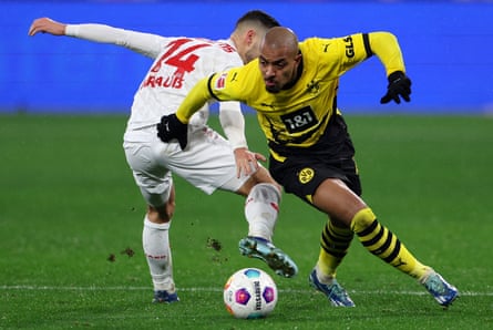 Dortmund’s Donyell Malen (right) turns away from Tom Krauss of Mainz.