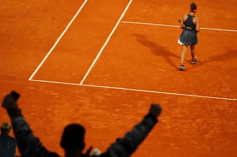 French Open 2024: Iga Swiatek v Naomi Osaka, Alcaraz advances – live Naomi Osaka takes the second set 6-1 to the delight of a fan in the crowd during her match against Iga Swiatek.