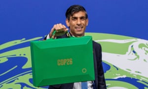 Rishi Sunak holds up a Green Box during the UN Climate Change Conference