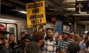 بیداری و اعتراض برای جردن نیلی.  فعالان در واکنش به مرگ جردن نیلی که در قطار مترو پس از نگه داشتن خفه توسط مسافر دیگری در سکوی محل حادثه در نیویورک جان خود را از دست داد، در تظاهرات و اعتراض شرکت کردند.