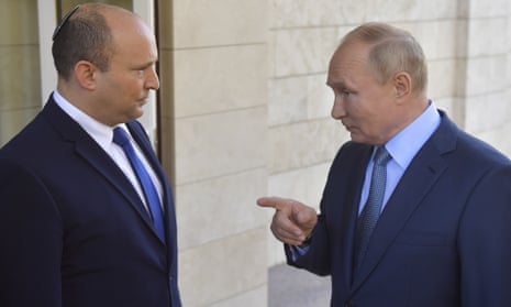 Naftali Bennett (left) with Vladimir Putin in October 2021.