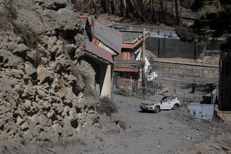 A damaged car in an area near the B1 bridge.