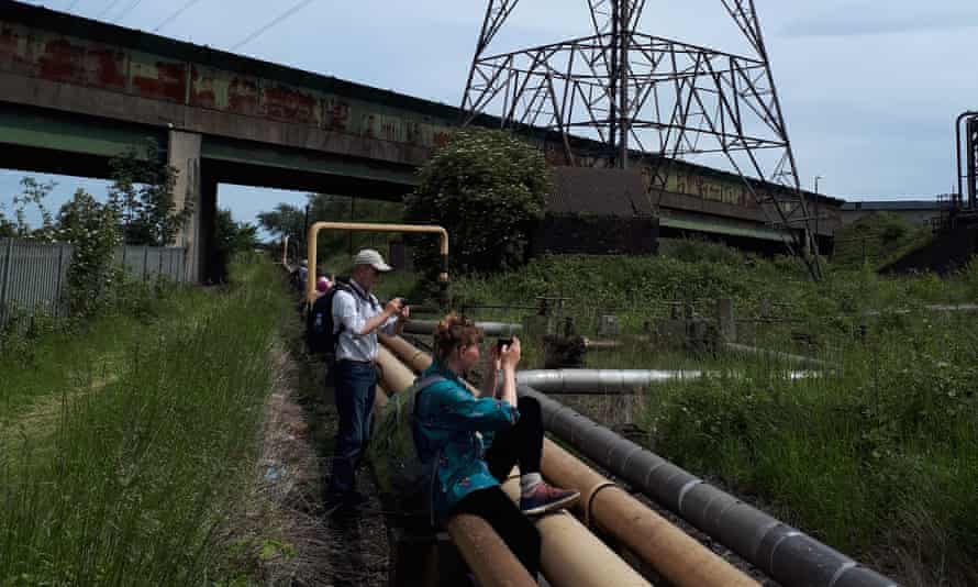 Los miembros del grupo registran lo que ven desde el Camino Negro.