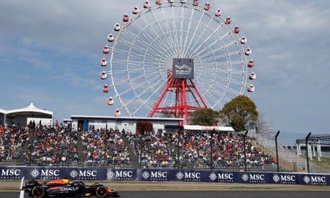 Max Verstappen passes the crowd at the Suzuka Circuit.