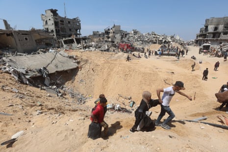 People return to the ruins of Khan Younis after the Israeli forces’ withdrawal.