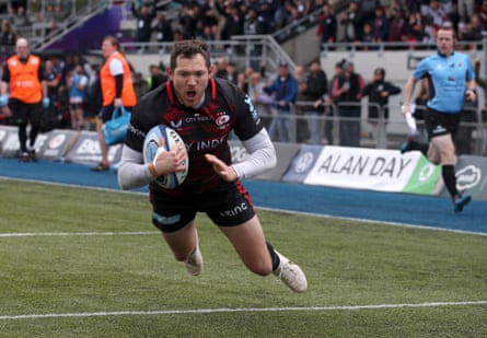 Goode crosses for a Saracens try in their 45-21 win over London Irish last month