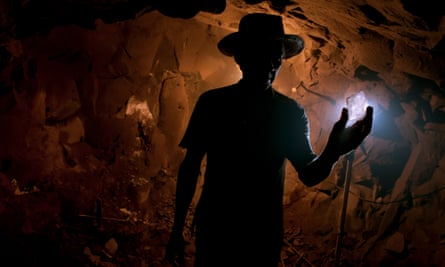 Dark materials: searching for amethyst, miners dig tunnels through the mountains in southern Brazil. This kind of mining is known for its harmful dust. The silicon dioxide particles can trespass the filter masks causing silicosis disease.