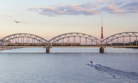 Letonya'nın Riga kentindeki Daugava nehri üzerindeki köprüde tren