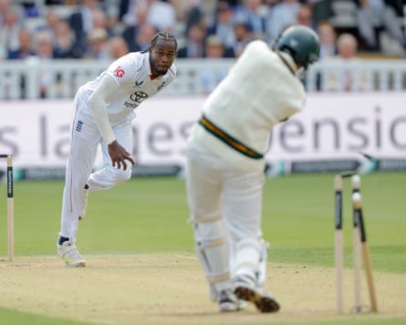 Jofra Archer dismantles Mohammad Abbas’s wickets on day two of the second Test