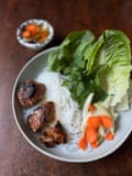 ‘the irresistible sweet, treacly smell of barbecued patties and caramelised pork’.