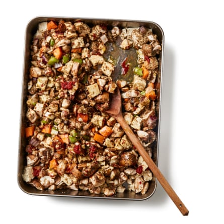 Mettez les oignons en dés, la carotte et le céleri dans le plat à rôtir chaud, puis ajoutez l'ail, les champignons, le tofu et la poudre de cèpes, assaisonnez et mélangez.