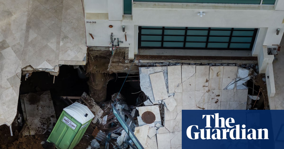 Large sinkhole in Malibu prompts evacuation of more than 30 properties Large sinkhole in Malibu prompts evacuation of more than 30 properties