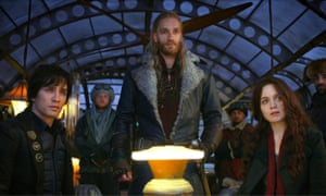 Tom Natsworthy (Robert Sheehan), Nils Lindstrom (Leifur Sigurdarson) and Hester Shaw (Hera Hilmar) in Mortal Engines.