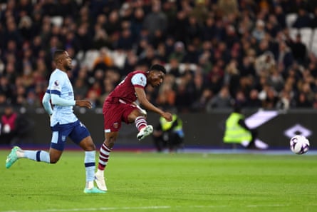 Mohammed Kudus fires a shot at goal.