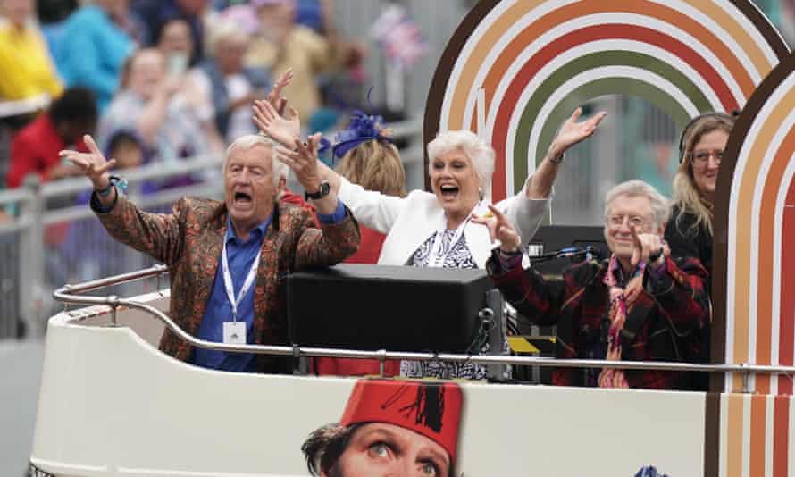 Chris Tarrant, Angela Rippon y Noddy Holder participan en la competencia Platinum Jubilee Pageant frente al Palacio de Buckingham.