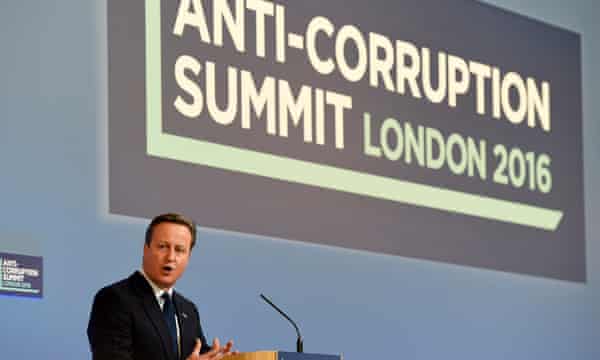 Il primo ministro britannico David Cameron parla durante il vertice anti-corruzione a Londra convocato dopo la fuga di notizie sui Panama Papers.