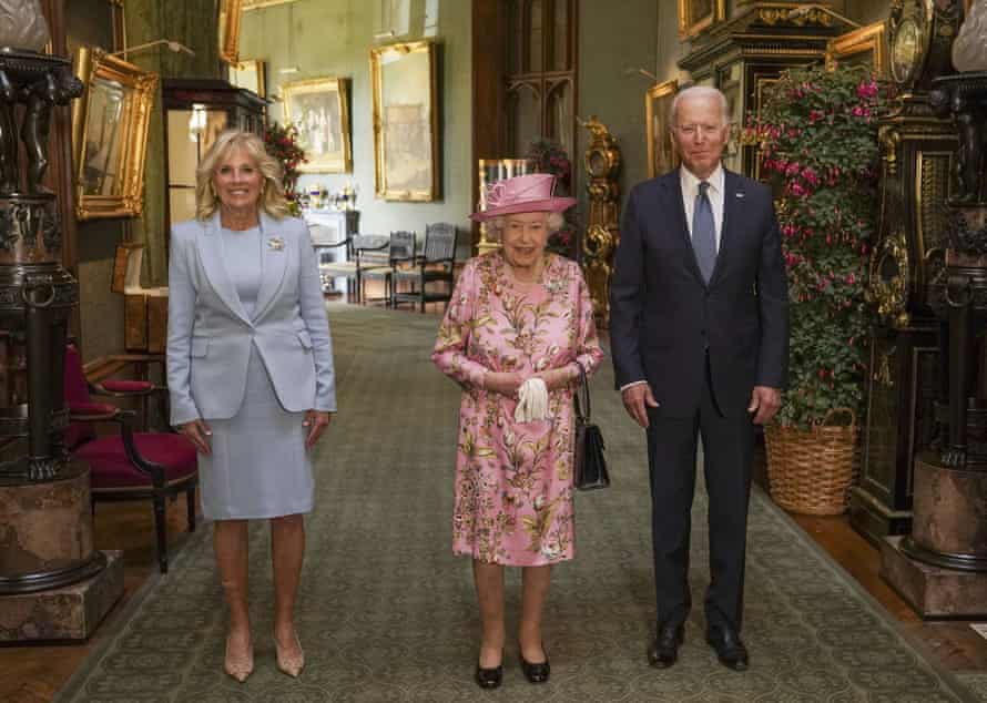 La reina Isabel con Joe Biden y Jill Biden en el Gran Corredor del Castillo de Windsor el domingo.