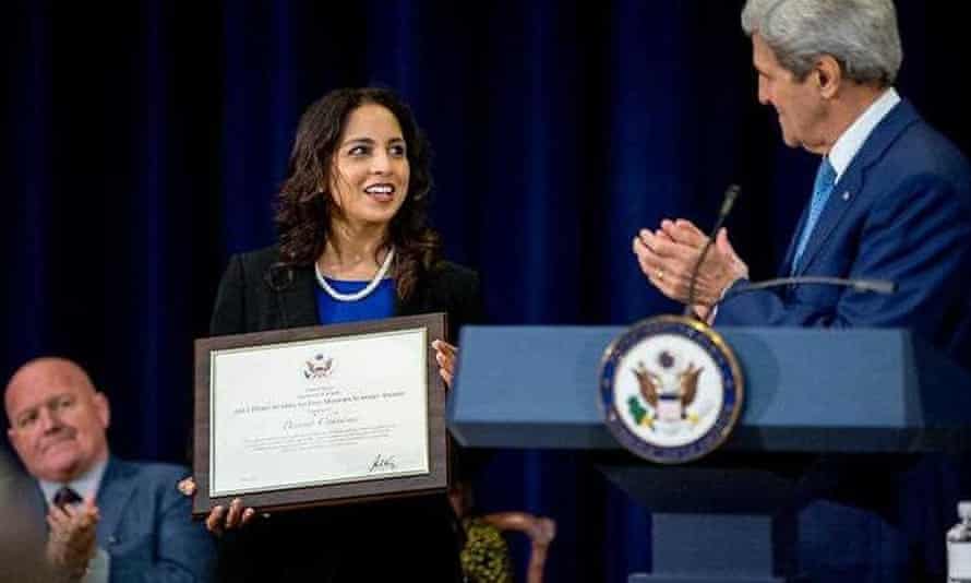 Parosha Chandran receiving an award from John Kerry in Washington DC in 2015