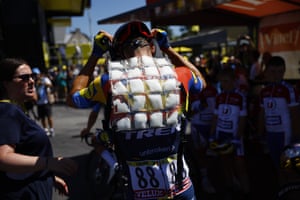Edward Theuns of Lidl - Trek team wears a vest packed with ice before the start of the stage.