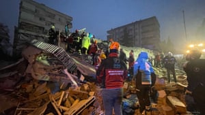 Los equipos de búsqueda y rescate trabajan entre la devastación en Şanlıurfa, Turquía.