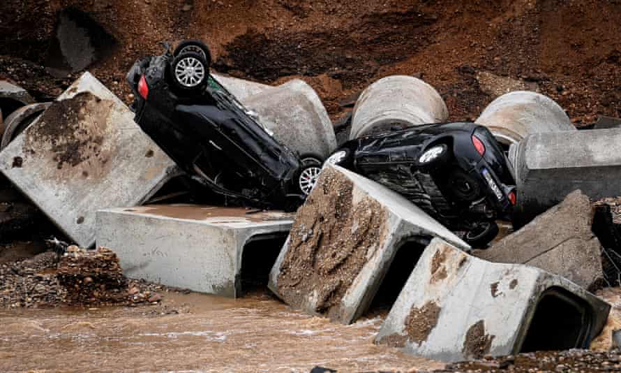 Coches destrozados en Erftstadt-Blessem