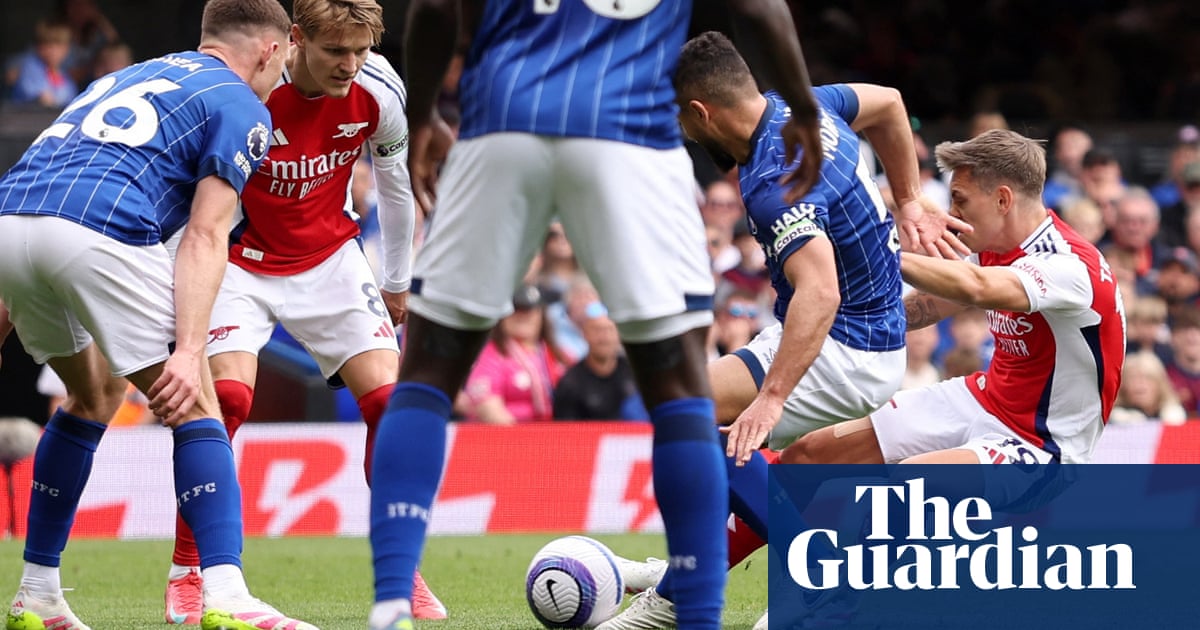 Leandro Trossard double secures victory for Arsenal at 10-man Ipswich
