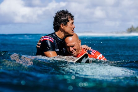 Seth Muniz abraza a Slater después de la final de Billabong Pro Pipeline 2022 en Hawái.