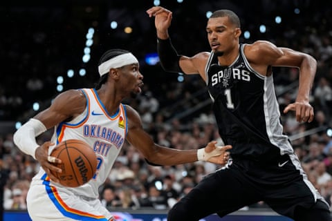 sur Le Roster. | La tier list du Roster des équipes NBA en 26-27 Thunder guard Shai Gilgeous-Alexander (2) drives against San Antonio Spurs forward Victor Wembanyama (1) in the second half of Friday’s game.
