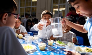 Niños almuerzan en la escuela primaria Stanley Road, Oldham
