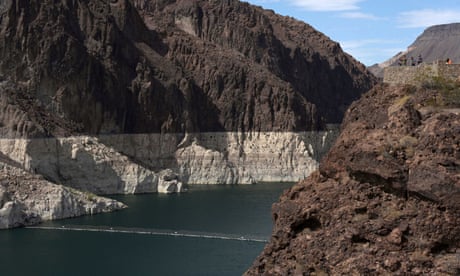 Hoover Dam reservoir sinks to record low, in sign of extreme Western U.S. drought<br>Low water levels due to drought are seen as visitors take photos in the Hoover Dam reservoir of Lake Mead near Las Vegas, Nevada, U.S. June 9, 2021. Picture taken June 9, 2021. REUTERS/Bridget Bennett