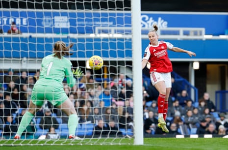 Beth Mead heads straight at Courtney Brosnan