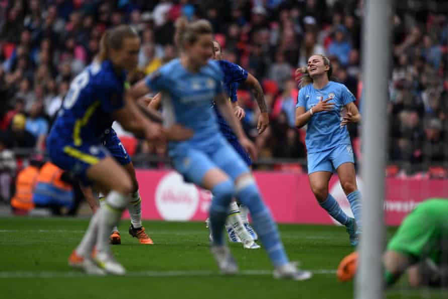 Lauren Hemp reacting during extra time