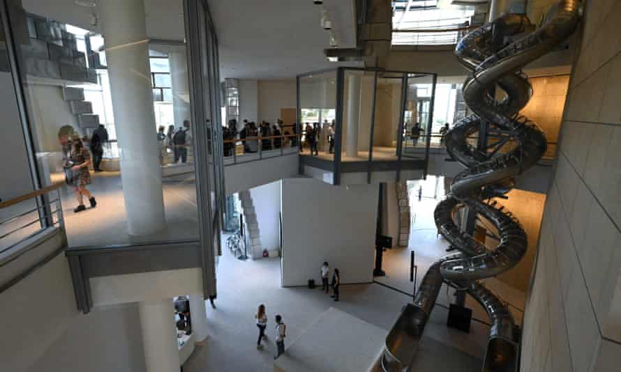 à l'intérieur de la tour