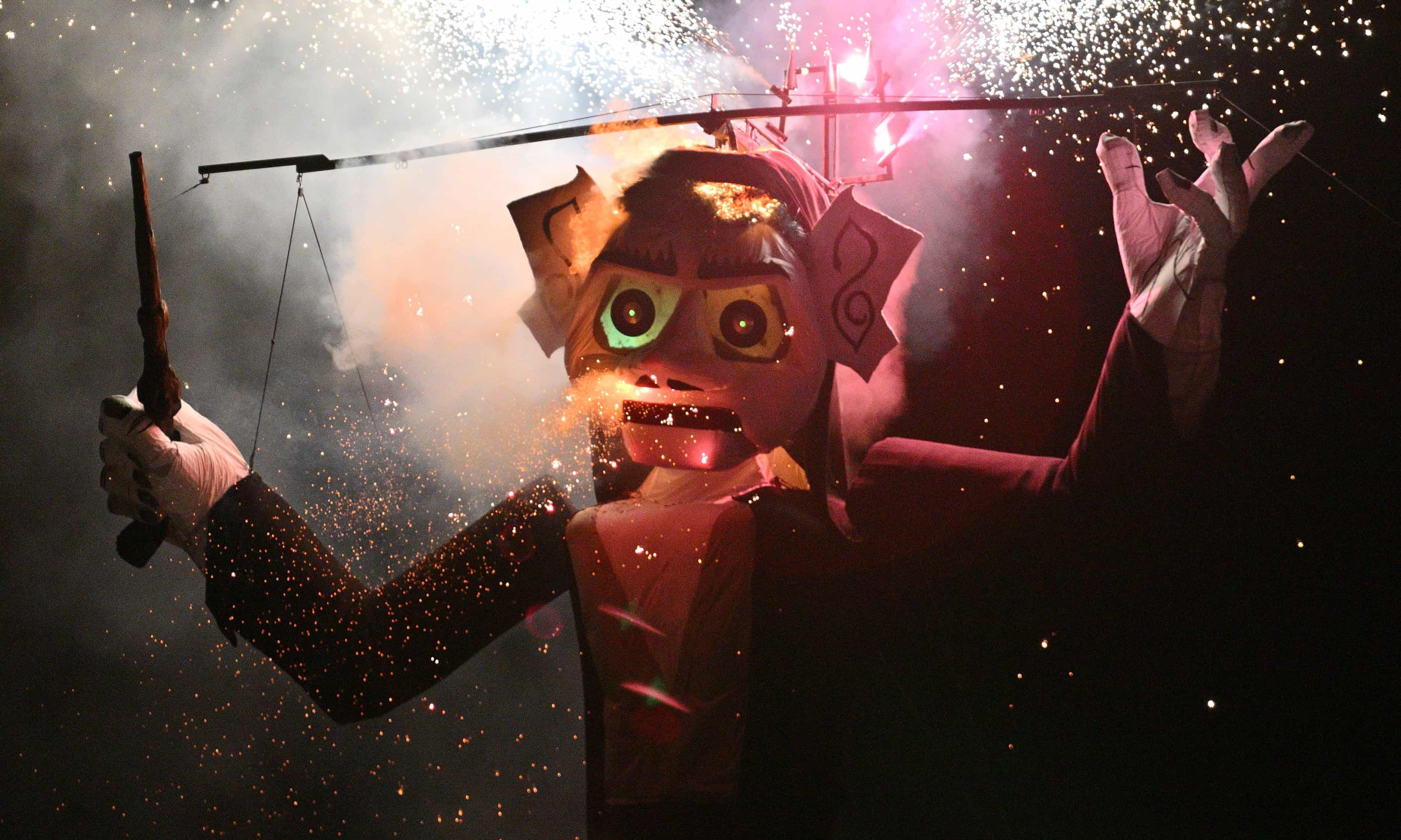 Ritual Zozobra simbolizând magie și superstiție în fața anxietății și păgânismului | sursa foto: The Guardian Ritual Zozobra simbolizând magie și superstiție în fața anxietății și păgânismului | sursa foto: The Guardian