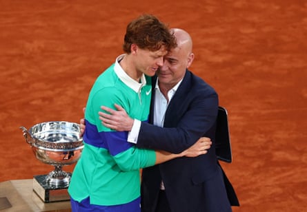 Andre Agassi consoles Jannik Sinner after his defeat by Carlos Alcaraz