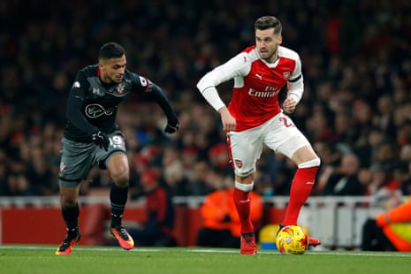Carl Jenkinson, do Arsenal, em ação com Sofiane Boufal, do Southampton
