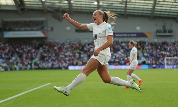 Georgia Stanway merayakan gol pertama Inggris