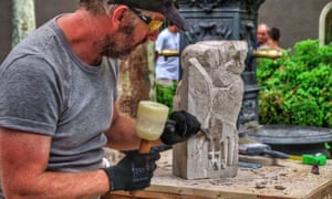 Robert MacDonald sculpting in a Catalan street.