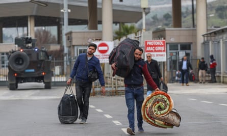 Syrian people cross the border into Turkey at Reyhanlı