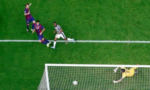 Luis Suárez scores to put Barcelona 2-1 up on Juventus.