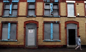 Uma fileira de casas terraced boarded-acima em Wavertree, Liverpool.