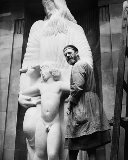 اریک گیل با مجسمه در سال 1932.