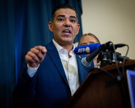 Комітет з нагляду за домом розслідування звинувачень Трампа та Епштейна