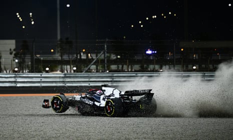 Liam Lawson puts his Scuderia AlphaTauri AT04 in to the gravel.
