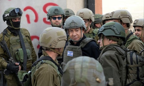 Der israelische Ministerpräsident Benjamin Netanjahu (Mitte) trägt eine Schutzweste und einen Helm, als er eine Sicherheitsbesprechung mit Kommandeuren und Soldaten im nördlichen Gazastreifen erhält.