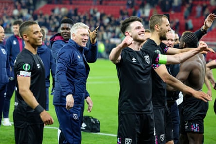 David Moyes bergabung dengan para pemainnya di lapangan untuk merayakan pencapaian final Europa Conference League