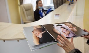 Un album promozionale BioTexCom che mostra i clienti e i loro nuovi bambini