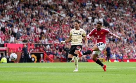 Bruno Fernandes scores their first goal.