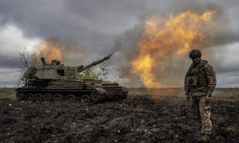 Ukrainian howitzers fire towards Russian points in Ukraine’s Donetsk Oblast.