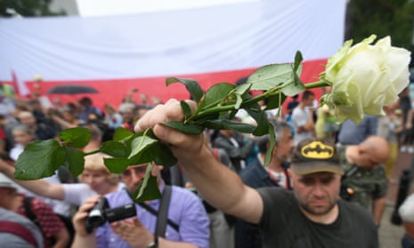 Protesters hold white roses